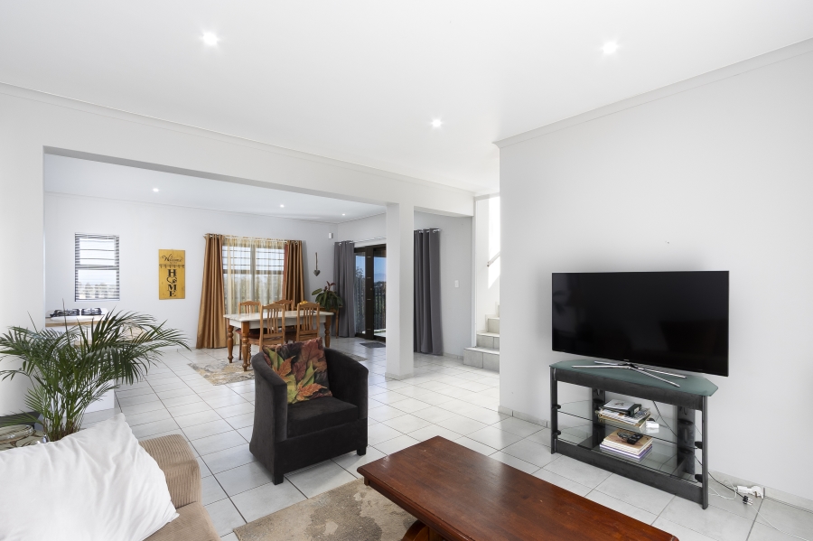 6 Bedroom Property for Sale in Sir Lowrys Pass Village Western Cape